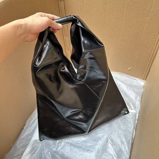 高端货色!正价在售598!头层牛皮交叉V形小众油蜡皮腋下包托特包