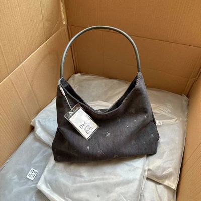 松弛感拉满！！吊牌价300+！复古灯芯绒蝴蝶压花竖条纹腋下托特包