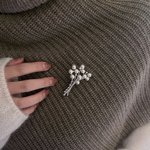 MISS HELEN花束珍珠胸针高级感通勤仙气OL小众轻奢百搭可作吊坠