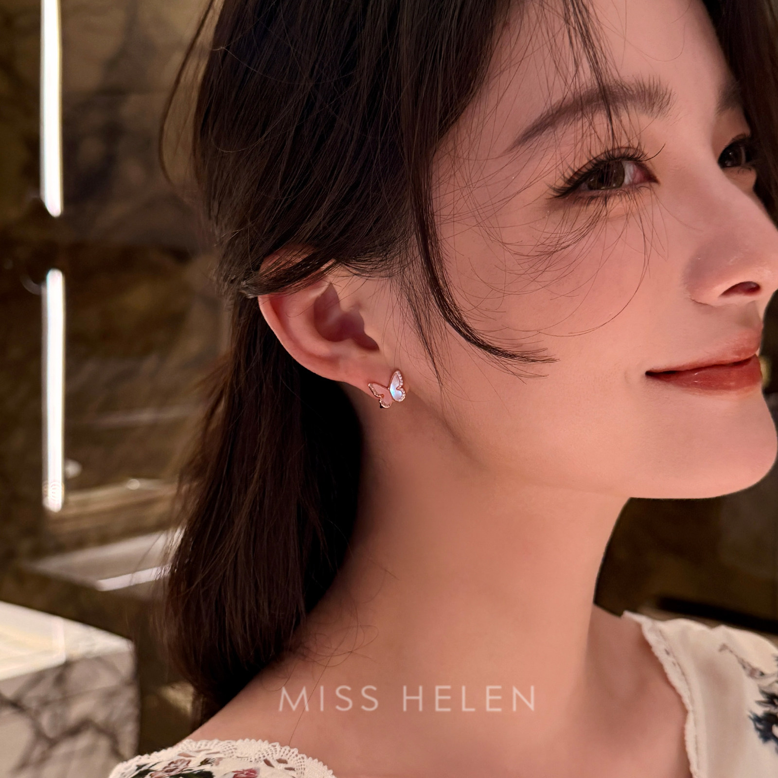 MISS HELEN 粉贝蝴蝶耳钉精致蝴蝶耳环光面通勤气质款时尚耳夹女