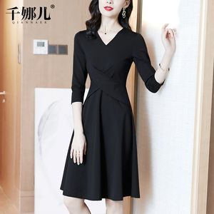 法式连衣裙女春季2026年新款V领黑色收腰显瘦气质赫本风小黑裙子