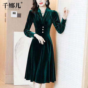 墨绿色金丝绒连衣裙春装高贵洋气质2026新款女长袖V领显瘦A字裙子