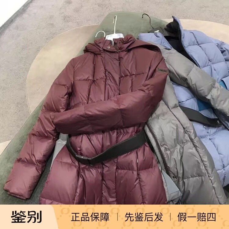 意大利奥莱 FENDI 女士收腰中长款带帽羽绒服 配腰带 酒红色 40码