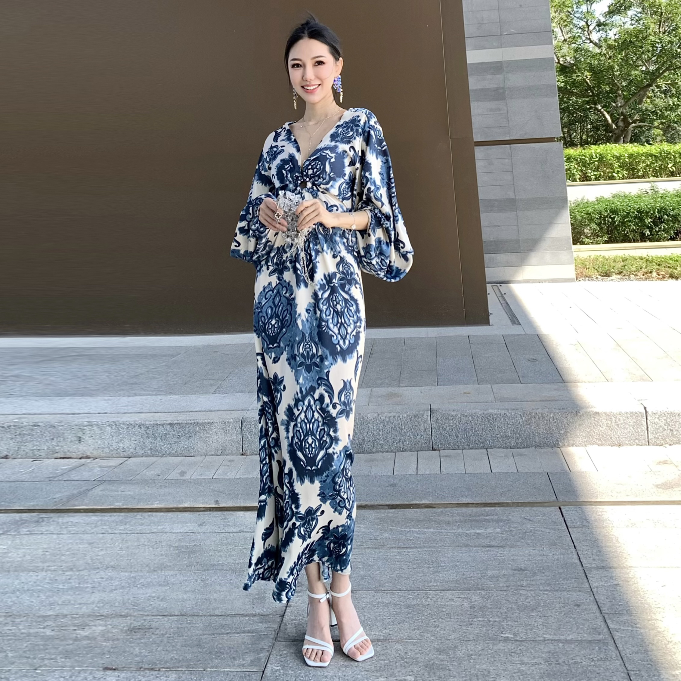 度假风葫芦曲型v领灯笼袖长裙