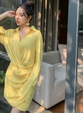 宛宛大大《纽扣菊》法式鹅黄V领垂感褶皱收腰显瘦衬衫连衣裙