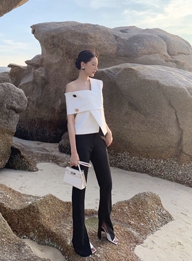 法式极简露肩上衣新款斜肩设计感小众白色不规则交叉吊带黑色裤子