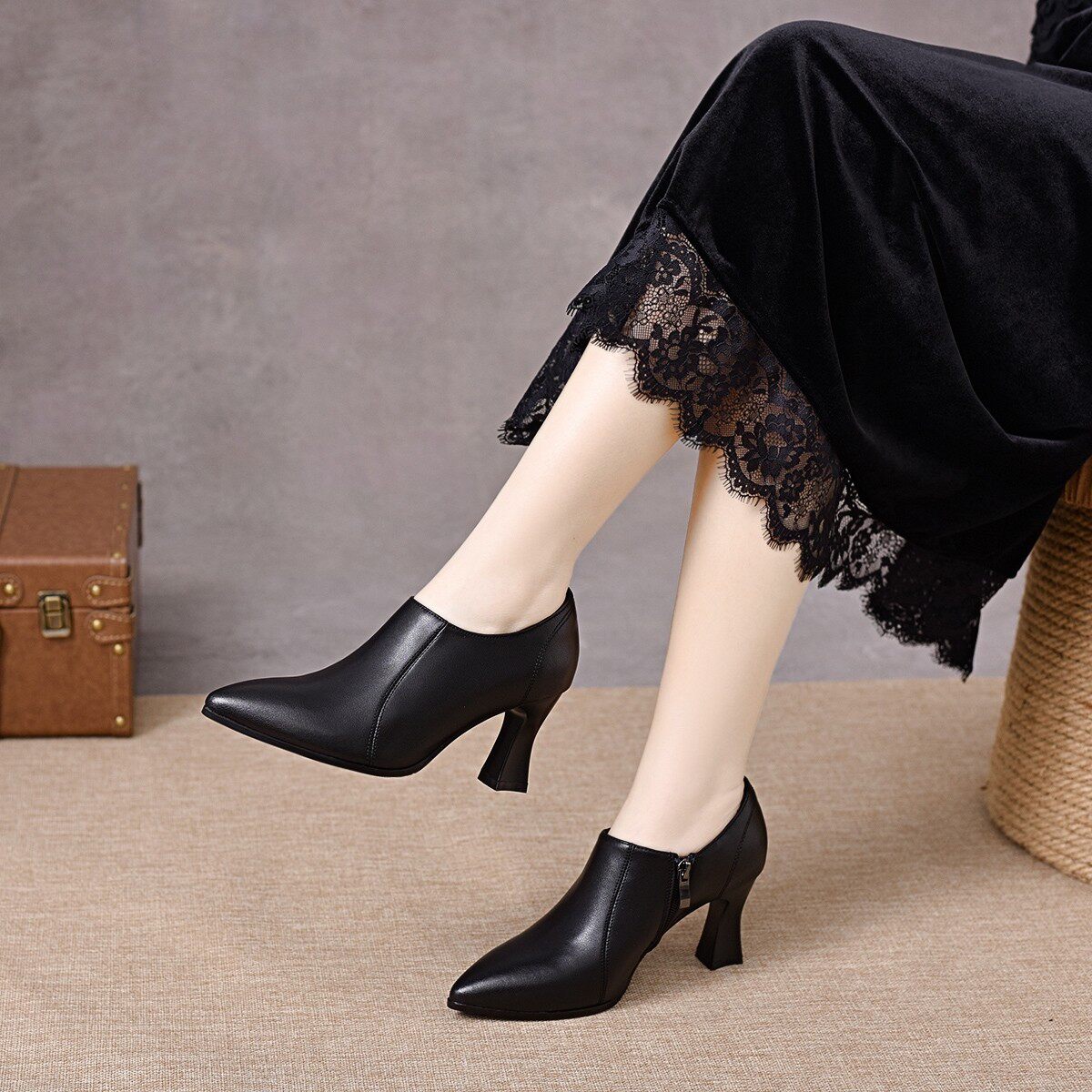 英伦风真皮深口单鞋女尖头高跟软底百搭职业通勤小皮鞋女鞋粗跟