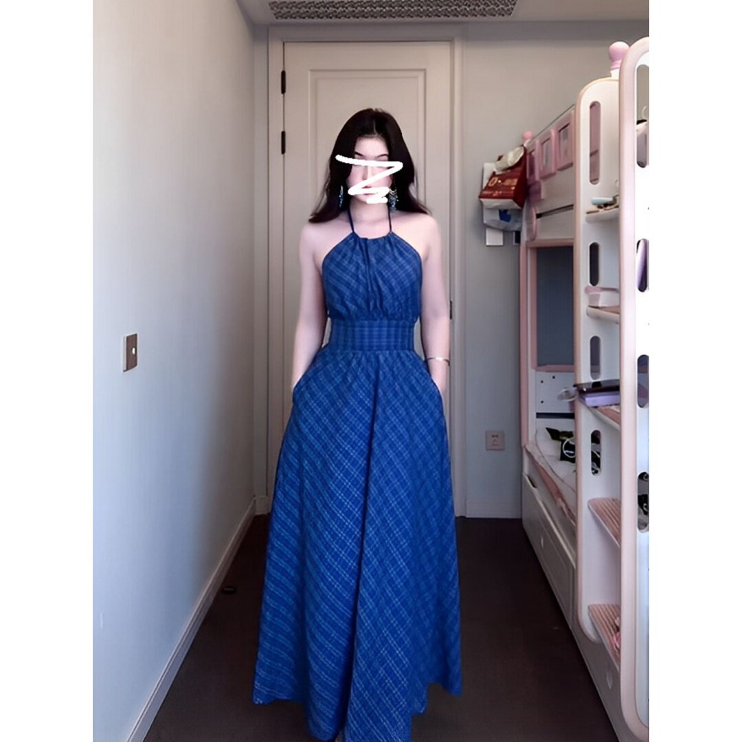 大码女装蓝色格子挂脖吊带连衣裙女夏季度假风绑带收腰气质长裙子
