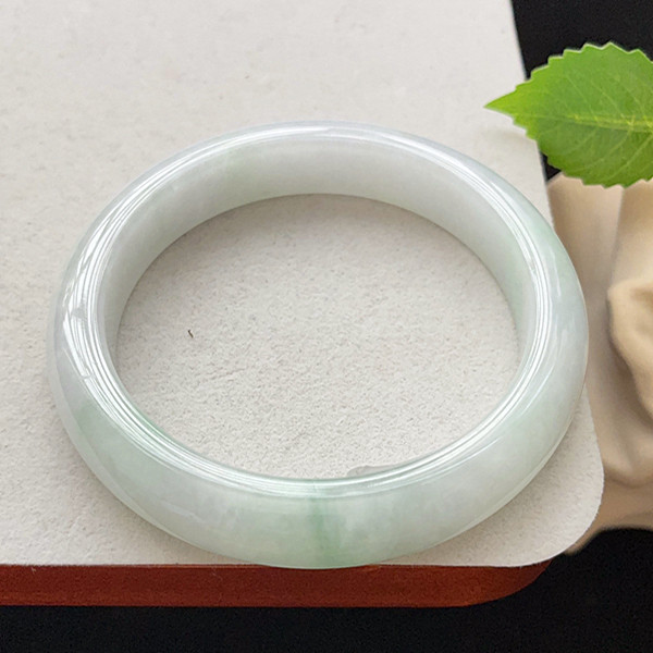 缅甸翡翠手镯A货61.1MM冰糯种牛白底飘绿细润玉手镯女款珠宝