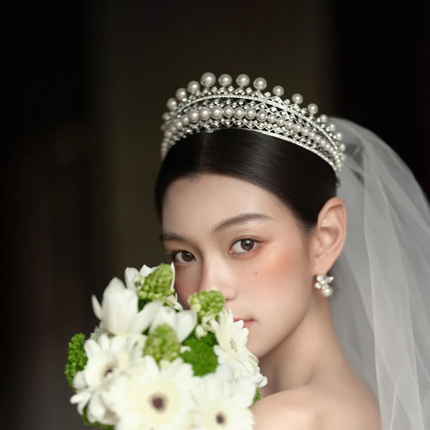 珍珠皇冠头饰新娘高级感大气王冠发饰缎面婚纱礼服生日晚宴配饰品