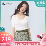 Roem淑女针织衫 2019夏季V领纯色修身套头五分袖T恤RCKW92402C