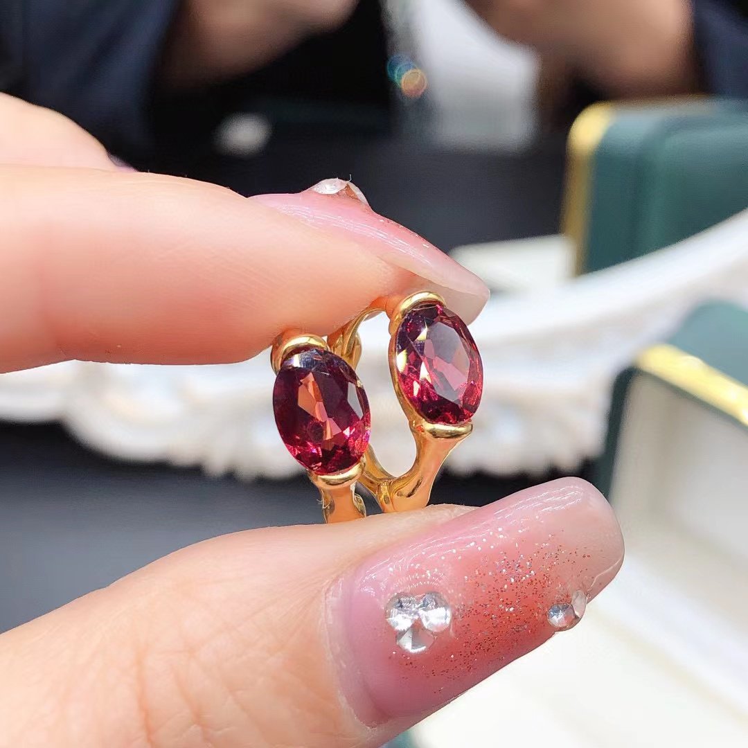 精致简约耳扣镶嵌空托椭圆6*8mm s925银镀金镶莫桑比克石榴石