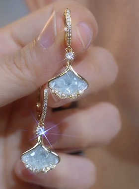 天蓝色银杏叶水晶耳扣耳环女短款简约设计感网红百搭耳饰防过敏潮