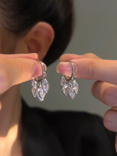 银色五颗锆石水滴耳扣耳环女灵动闪亮短款网红百搭耳饰2023新款潮
