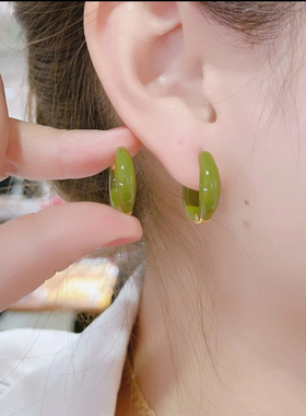 清新牛油果绿色小耳扣耳环女精致百搭小耳圈网红气质耳饰2023新款