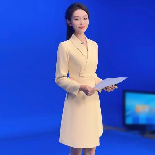 米黄色西装连衣裙女主持人上镜