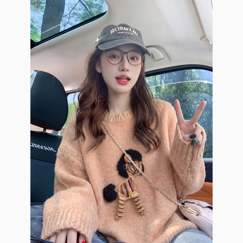 卡其色软糯小马刺绣毛衣女秋冬2026新款宽松圆领多巴胺穿搭针织衫
