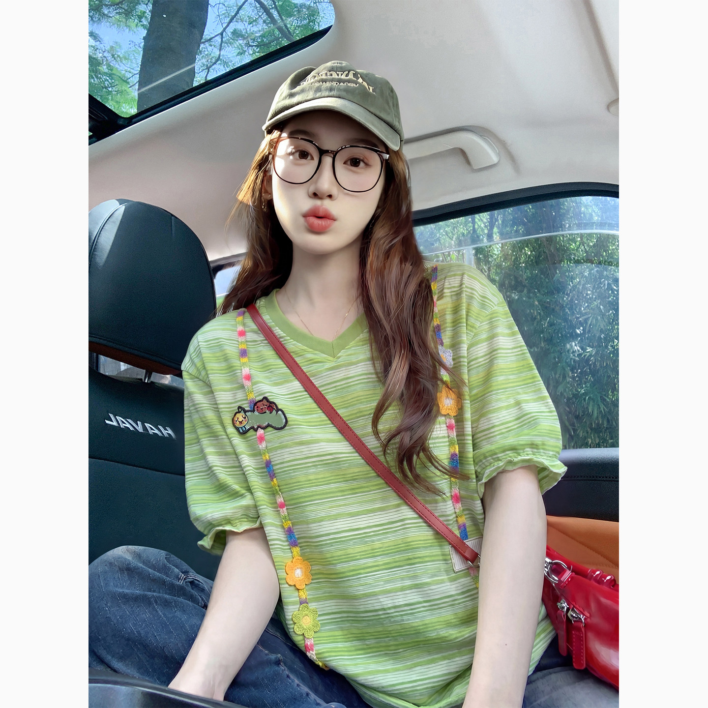 可爱条纹v领短袖t恤女夏季2026新款甜美花朵刺绣多巴胺穿搭上衣女图片