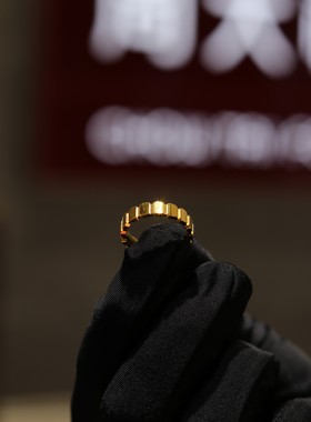 周大福简约女戒黄金足金蜂巢戒指