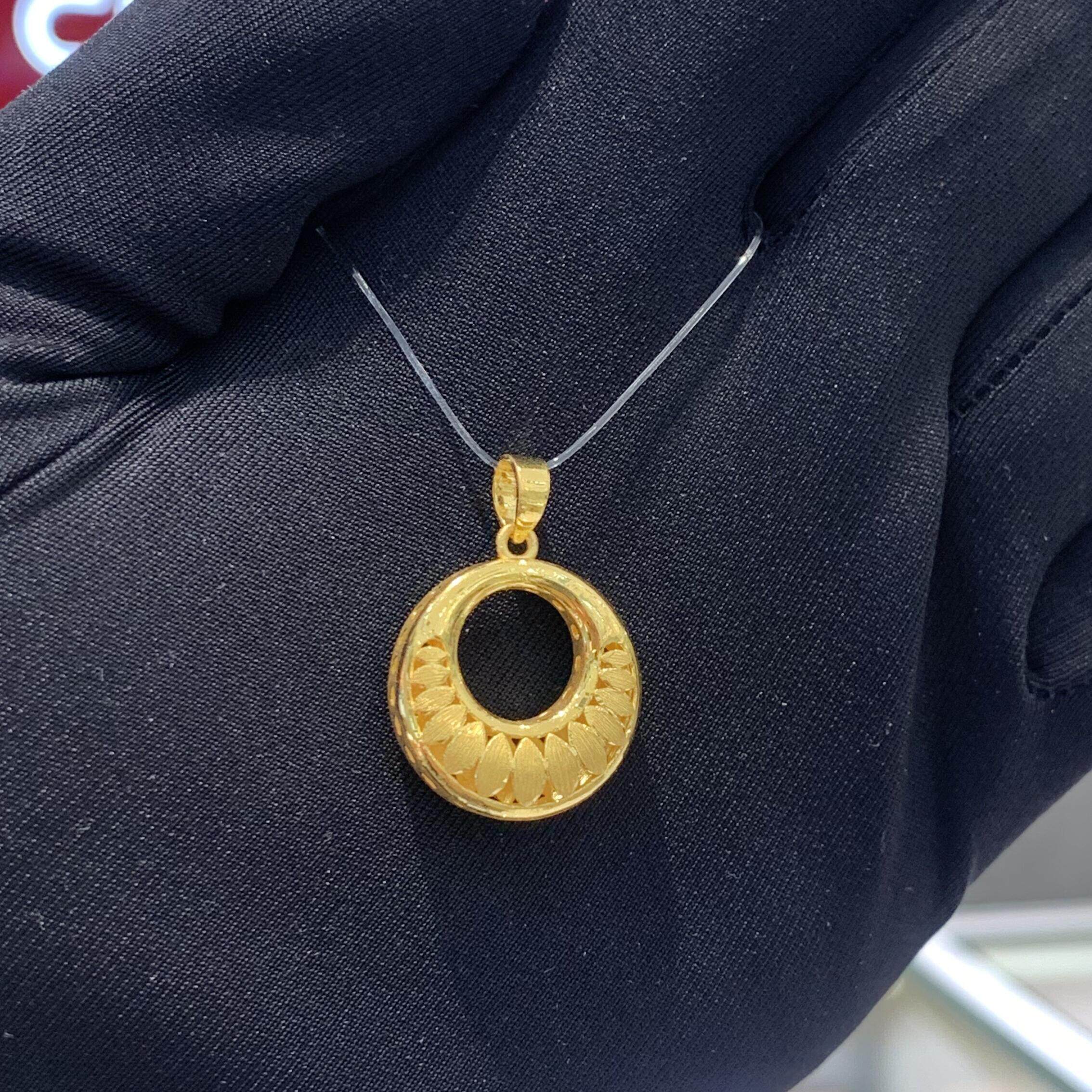 周大福代购 新款几何黄金凤尾平安扣足金吊坠 克减80 计价f194612