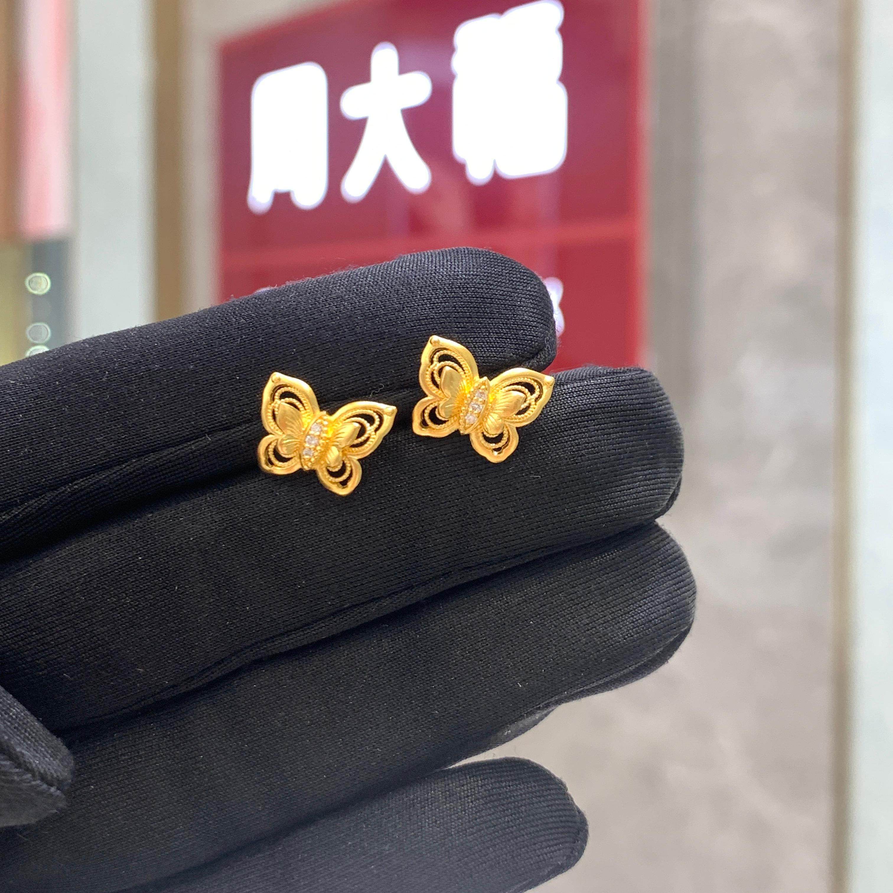 周大福玲珑花蝶蝴蝶足金钻石耳钉图片