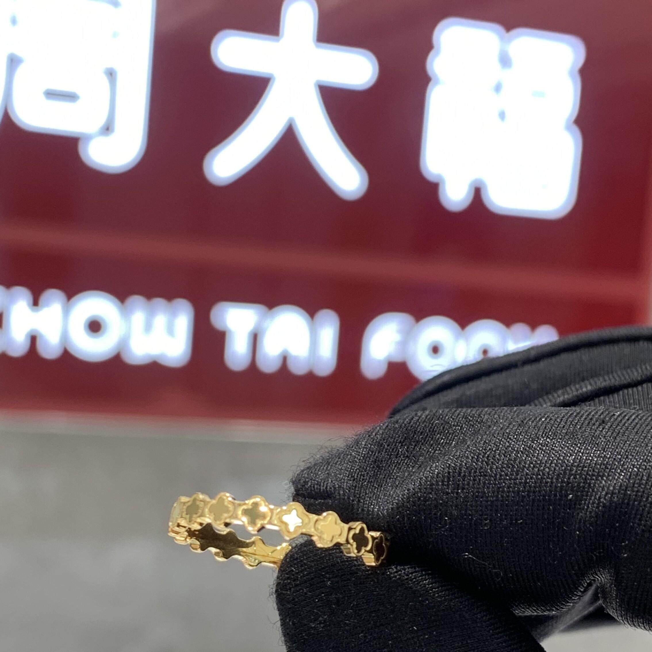 周大福小巧玲珑四叶草戒指图片