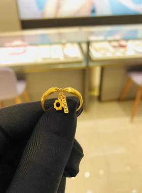 周大福幸运牌小太阳坠黄金戒指