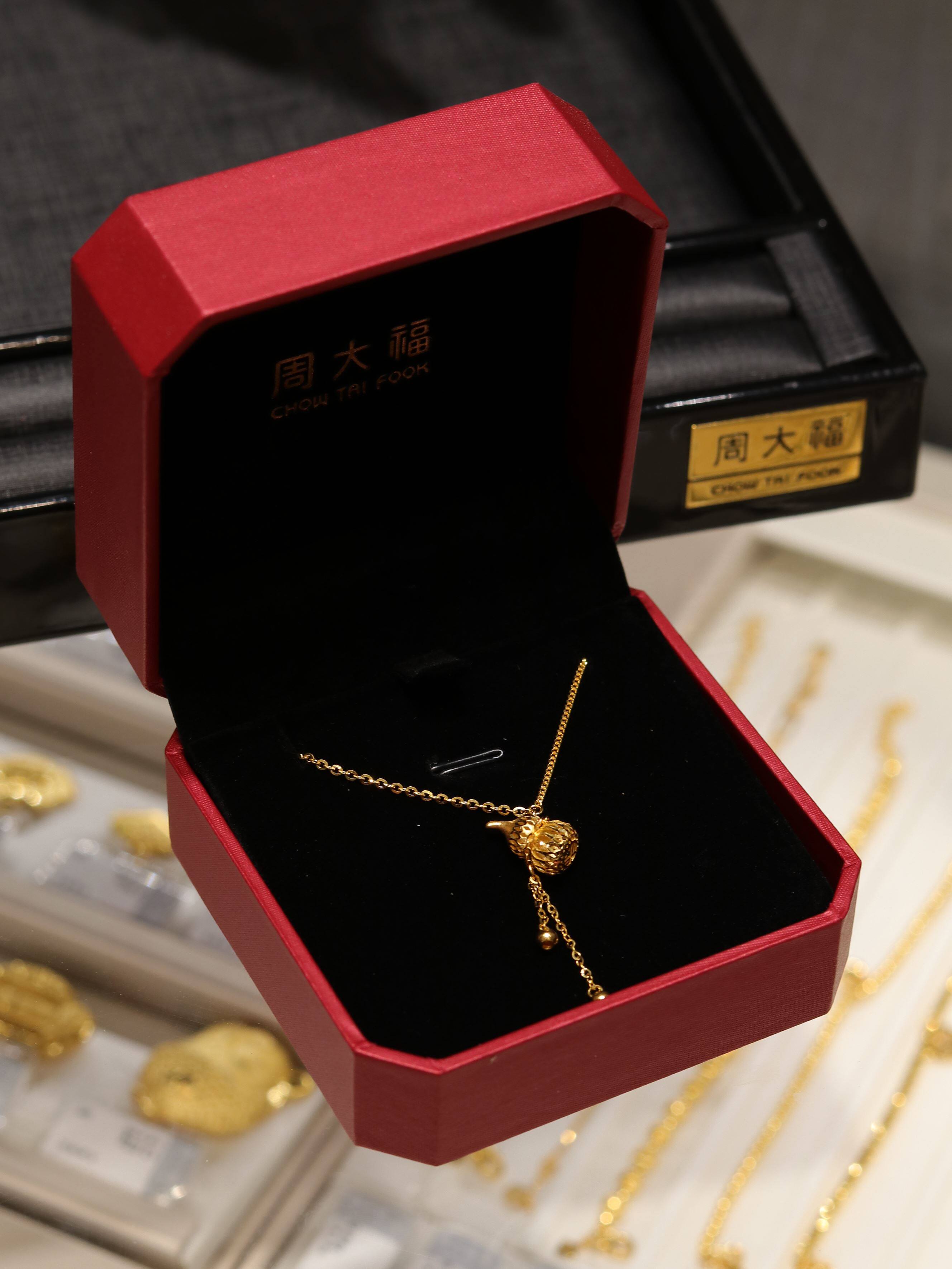周大福流苏镂空葫芦吊坠黄金项链图片