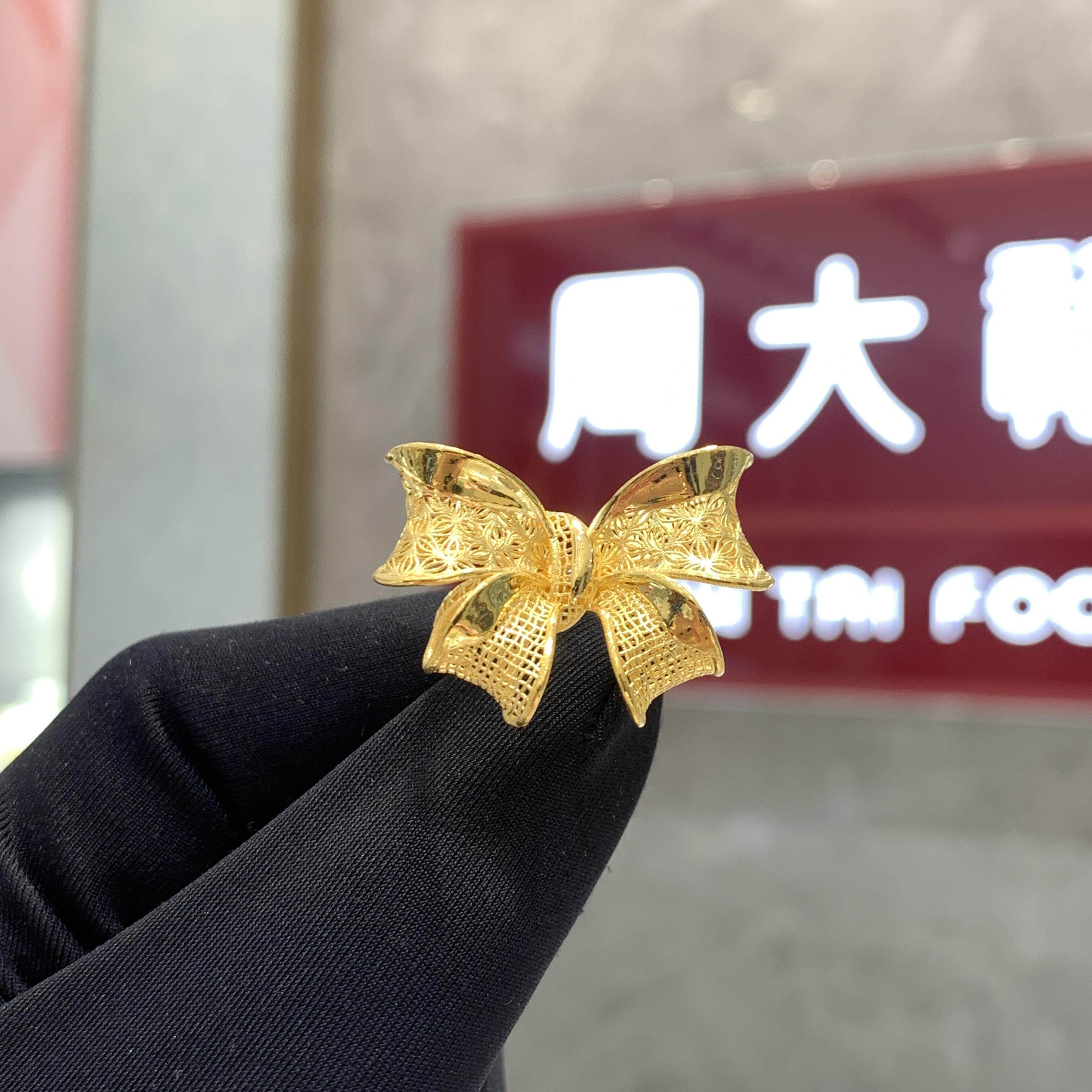 周大福婚嫁系列大蝴蝶结黄金戒指图片