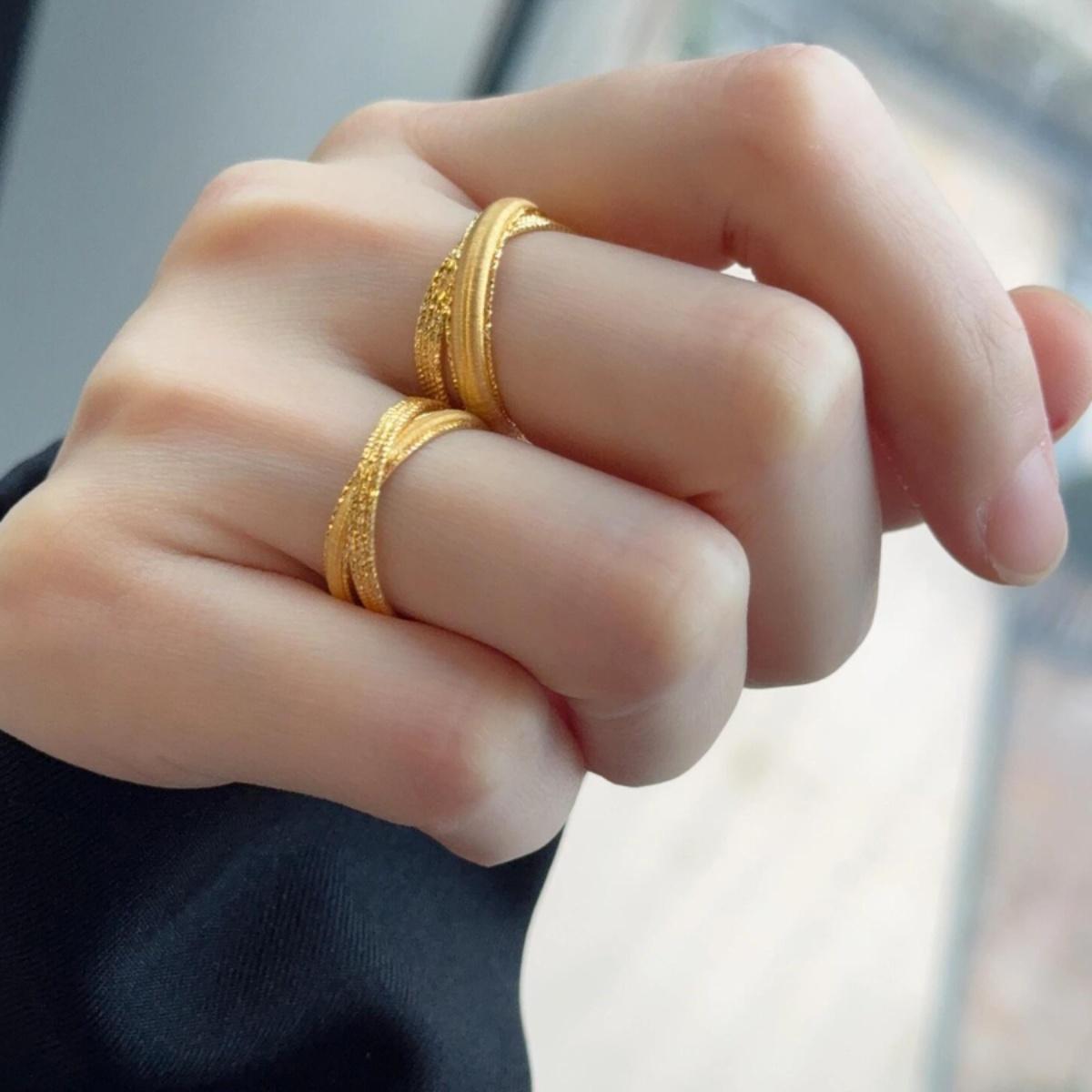 周大福不规则双环足金黄金戒指