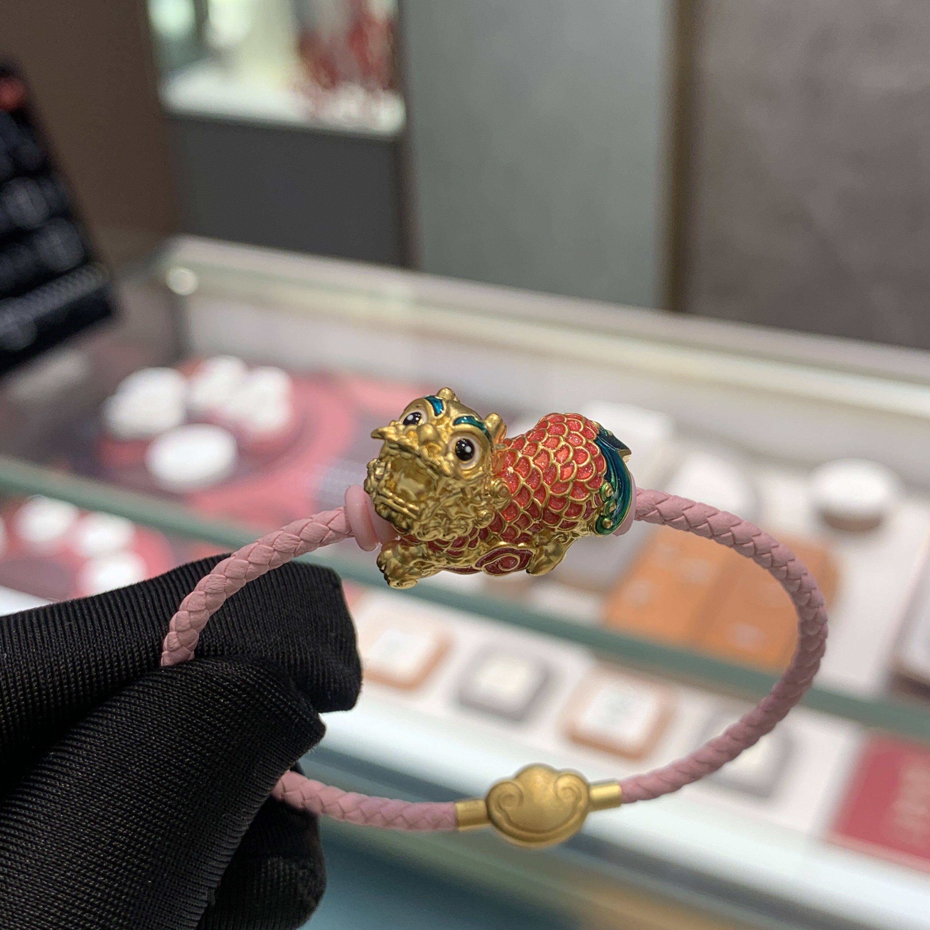 周大福代购 故宫系列新款鎏彩貔貅足金黄金挂坠女 定价七折r35032