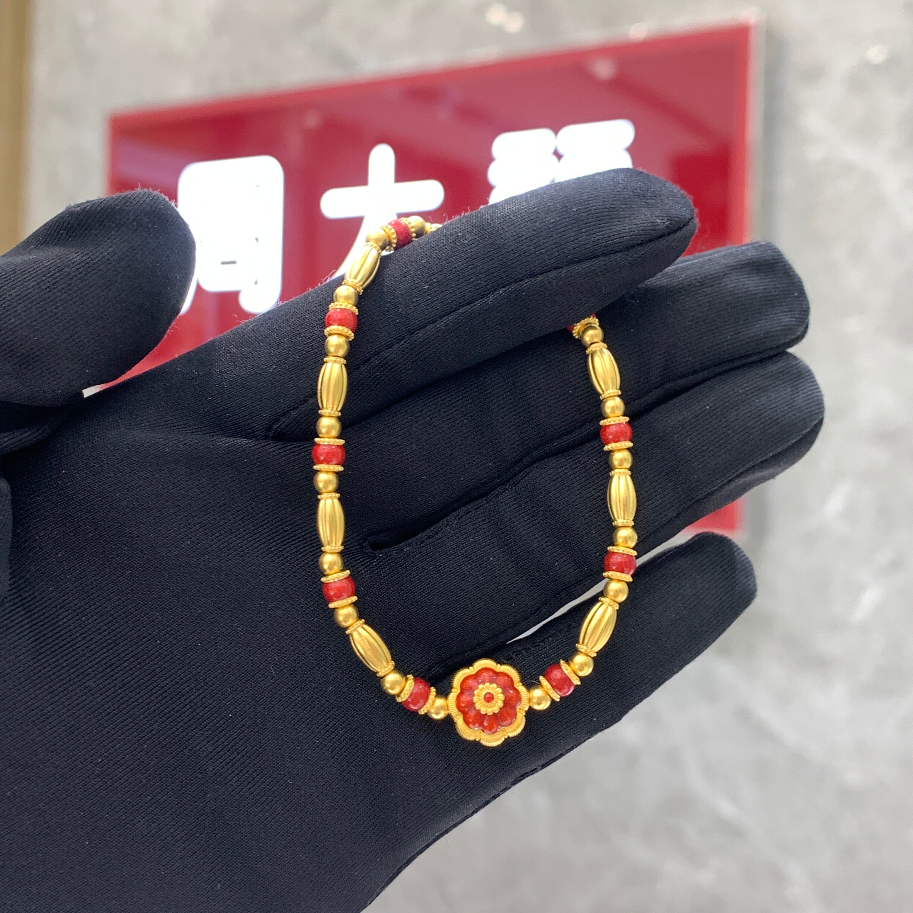 周大福传承珐琅红南瓜黄金手链女图片