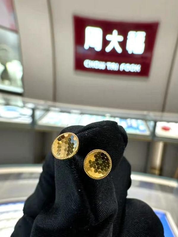 周大福代购足金鱼鳞闪耀蹦迪黄金耳钉ING圆形耳饰纯金计价F230589