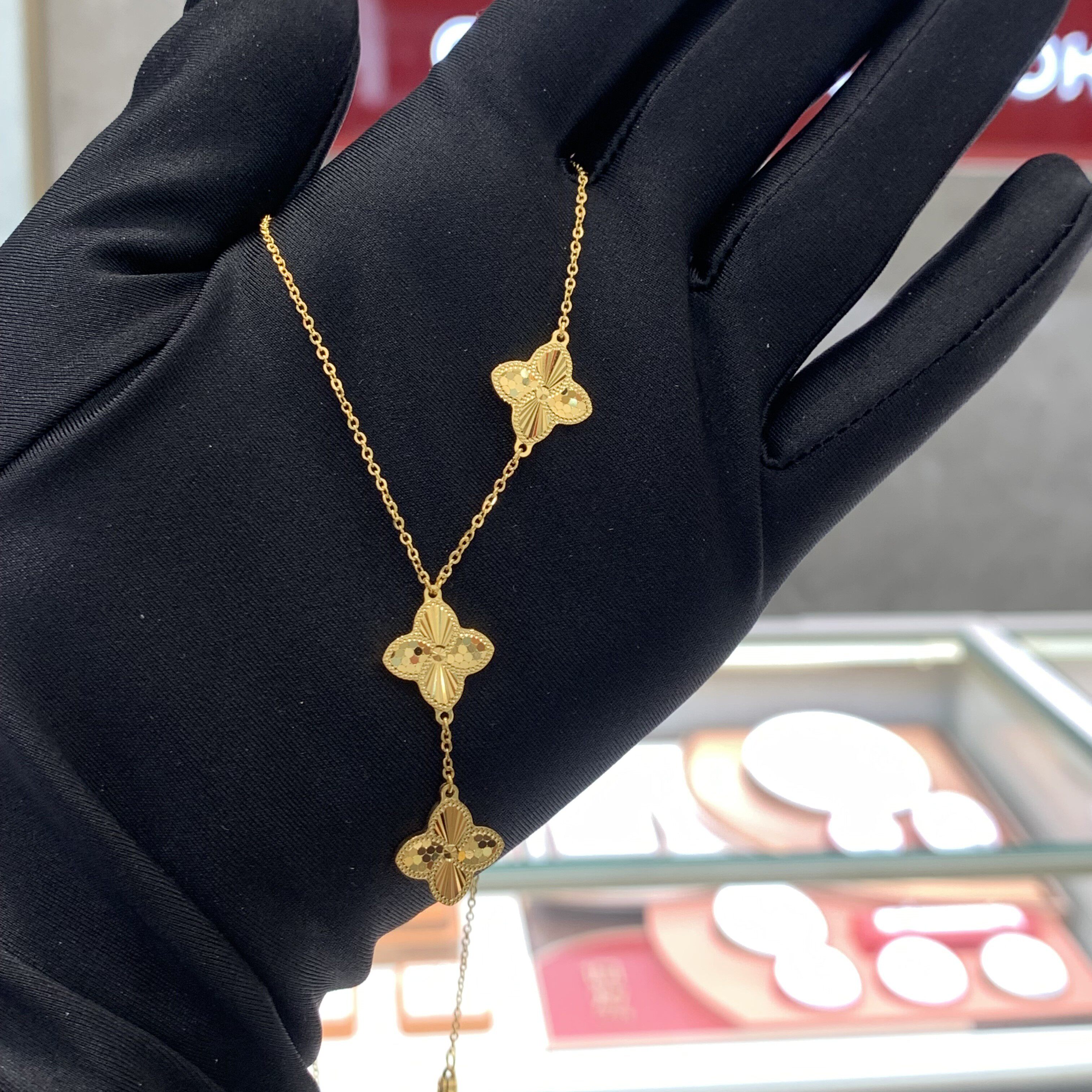 周大福代购 四叶草三花爆闪鱼鳞足金黄金项链 克减80 计价f233881