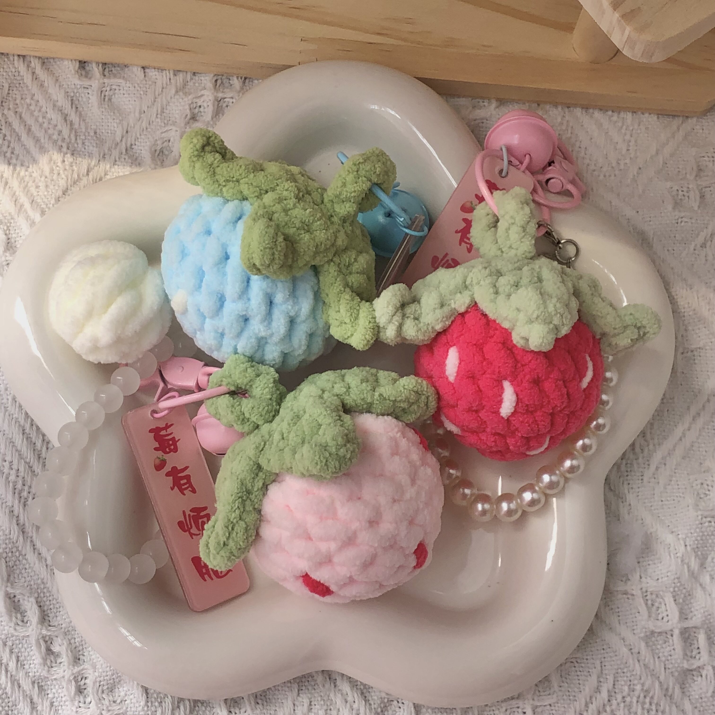 钩织毛绒草莓挂件钥匙扣纯手工制作车挂情侣挂件礼物毛线编织食玩