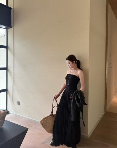 INHERE2026新款女装抹胸一字领无袖露肩宽松气质度假连衣长裙女