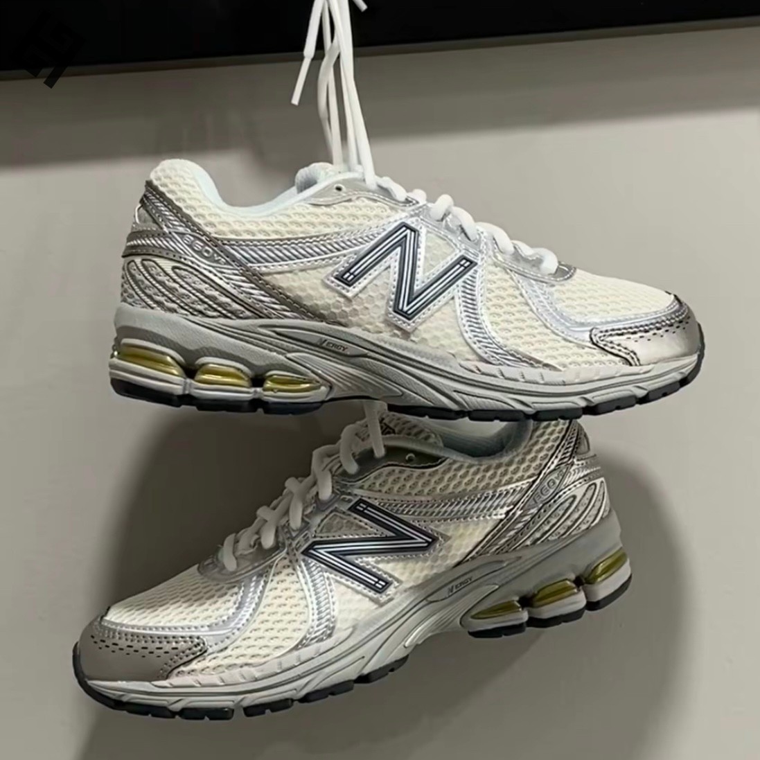 New Balance 860系列V2舒适透气芭蕾风复古运动鞋银灰白ML860GO2