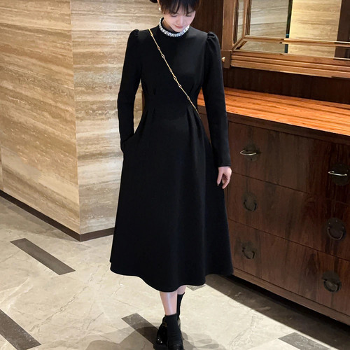 黑色连衣裙女秋冬圆领长袖加绒加厚收腰珍珠内搭打底裙显瘦长裙女