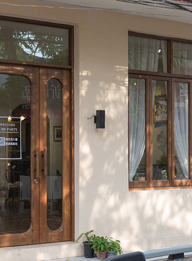 纯实木入户门窗定制 网红店铺原木入户门左右折叠窗上掀窗推拉窗