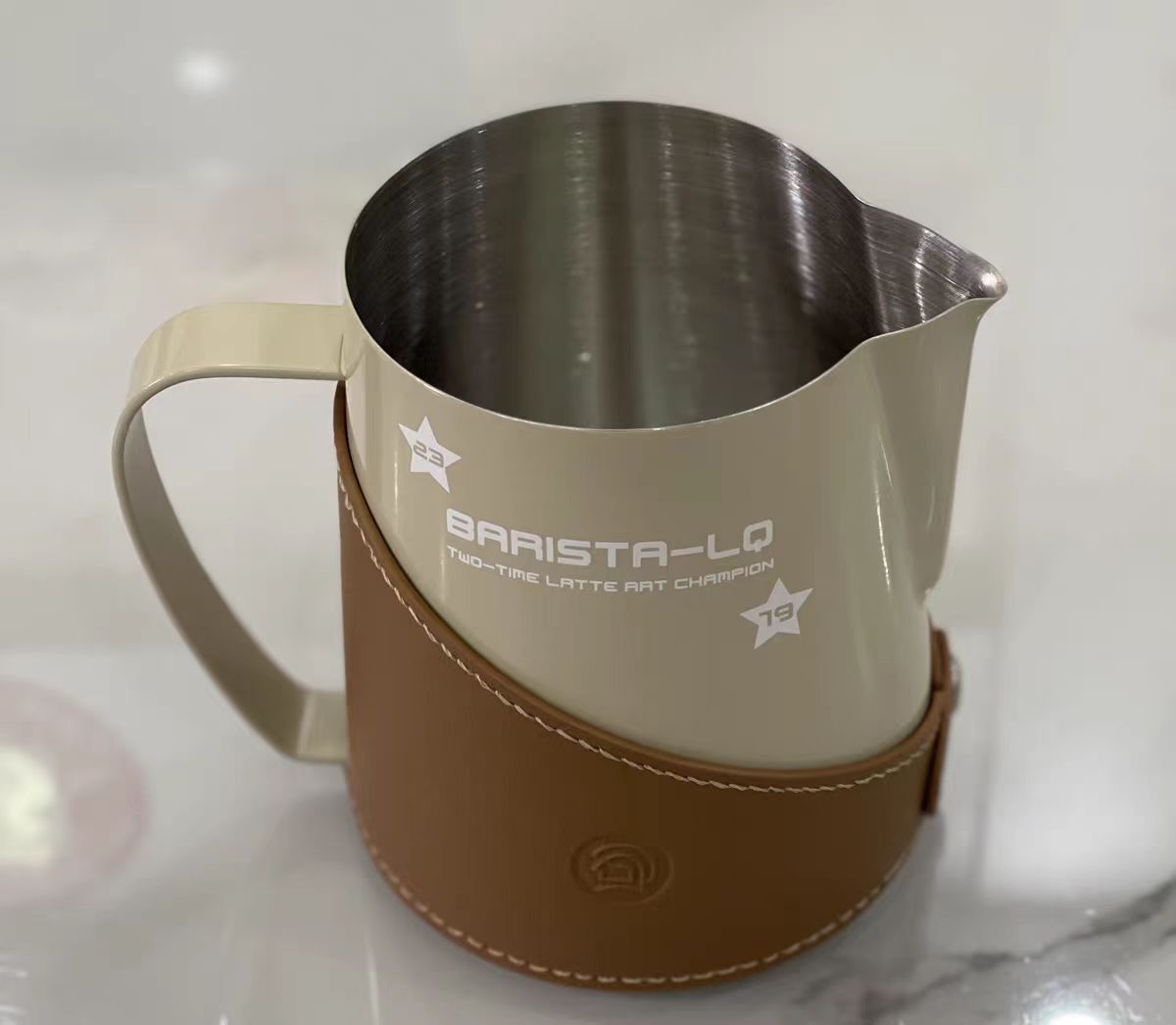 2024新款BARISTA-LQ刘强蜂鸟拉花缸竞技款6.0pu皮防烫拉花杯650ML