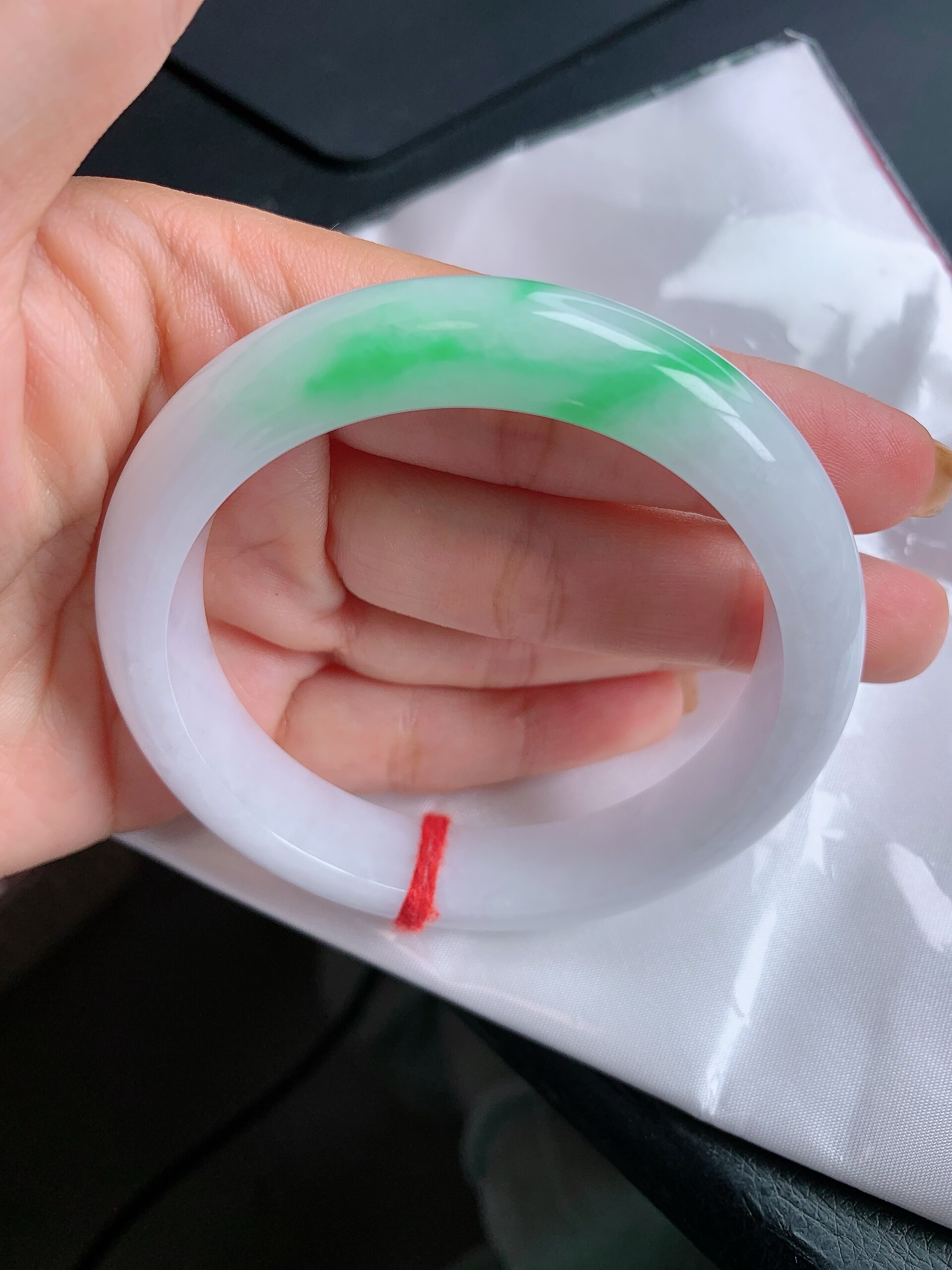缅甸天然a货翡翠57圈口白底青飘阳绿手镯