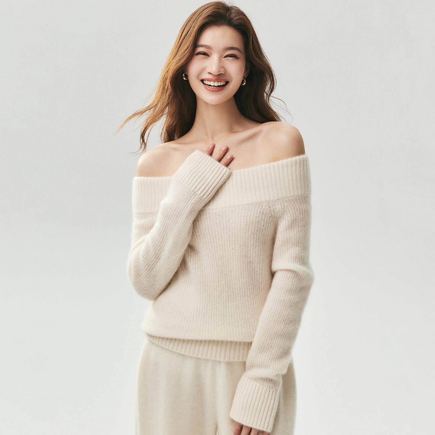 美~露肩75%山羊绒25桑蚕丝羊绒衫女一字领毛衣短款纯色针织打底衫