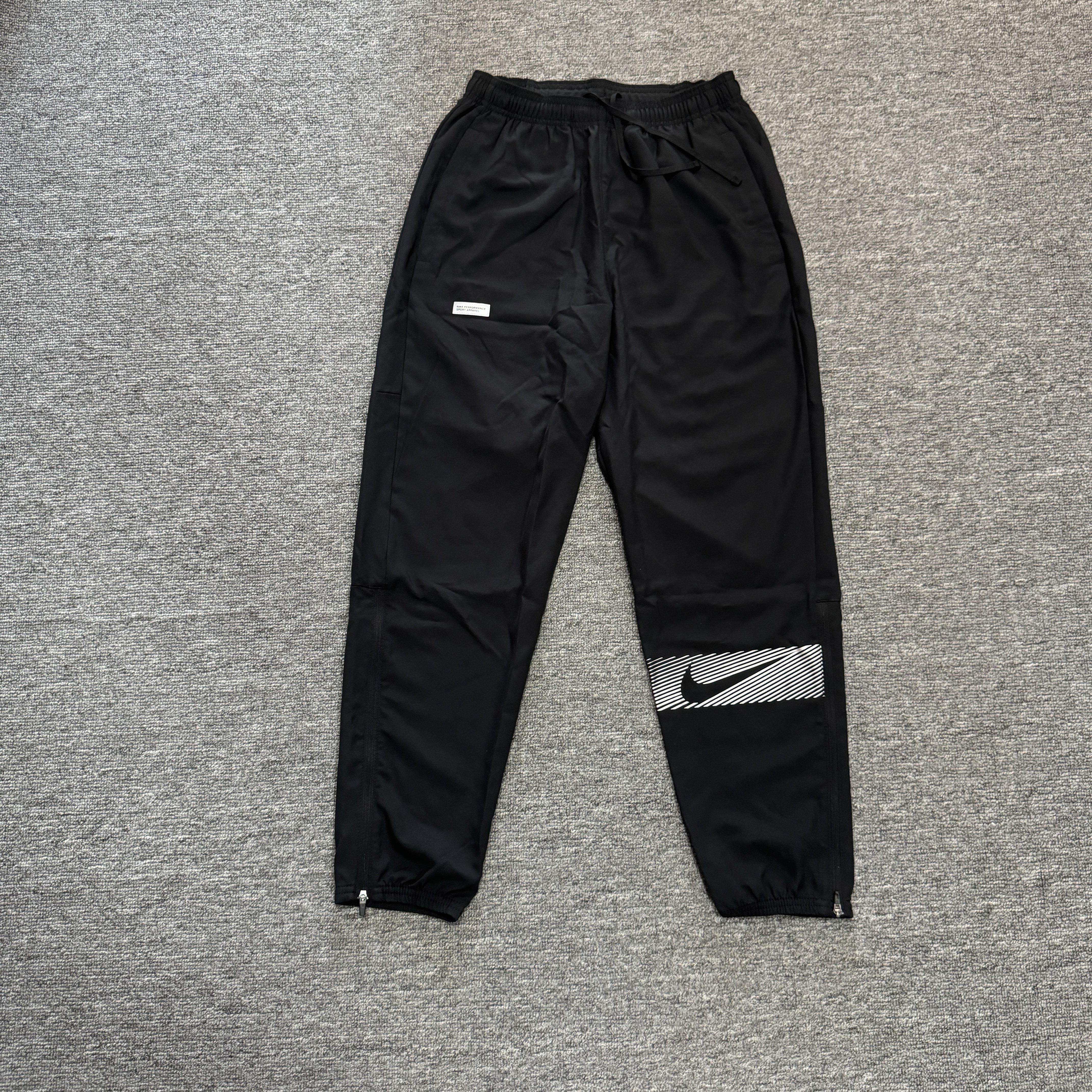 Nike/耐克 男子运动跑步训练速干透气梭织收脚九分长裤FB8561-010