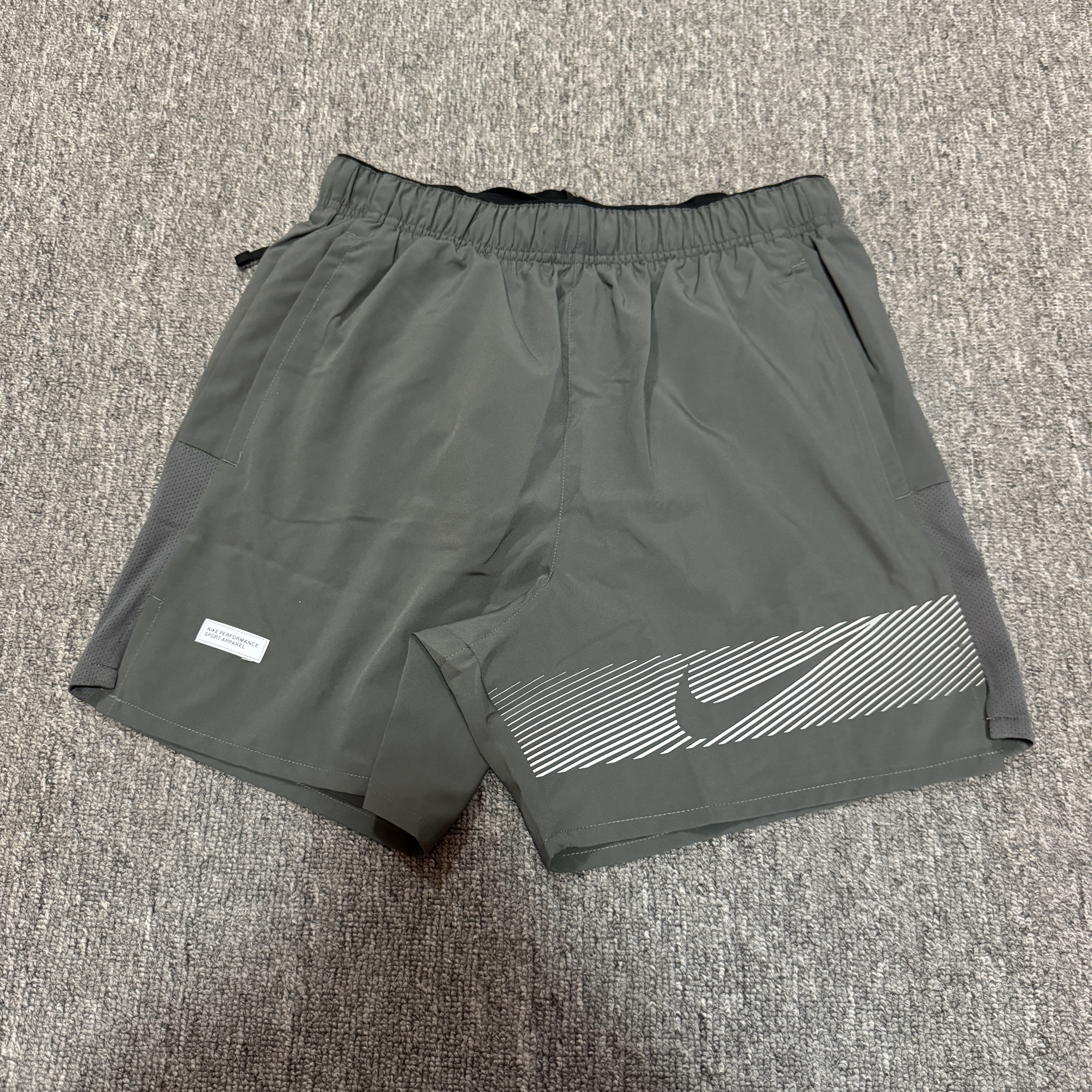 Nike/耐克 男子新款运动跑步训练休闲速干透气反光梭织短裤FN3049