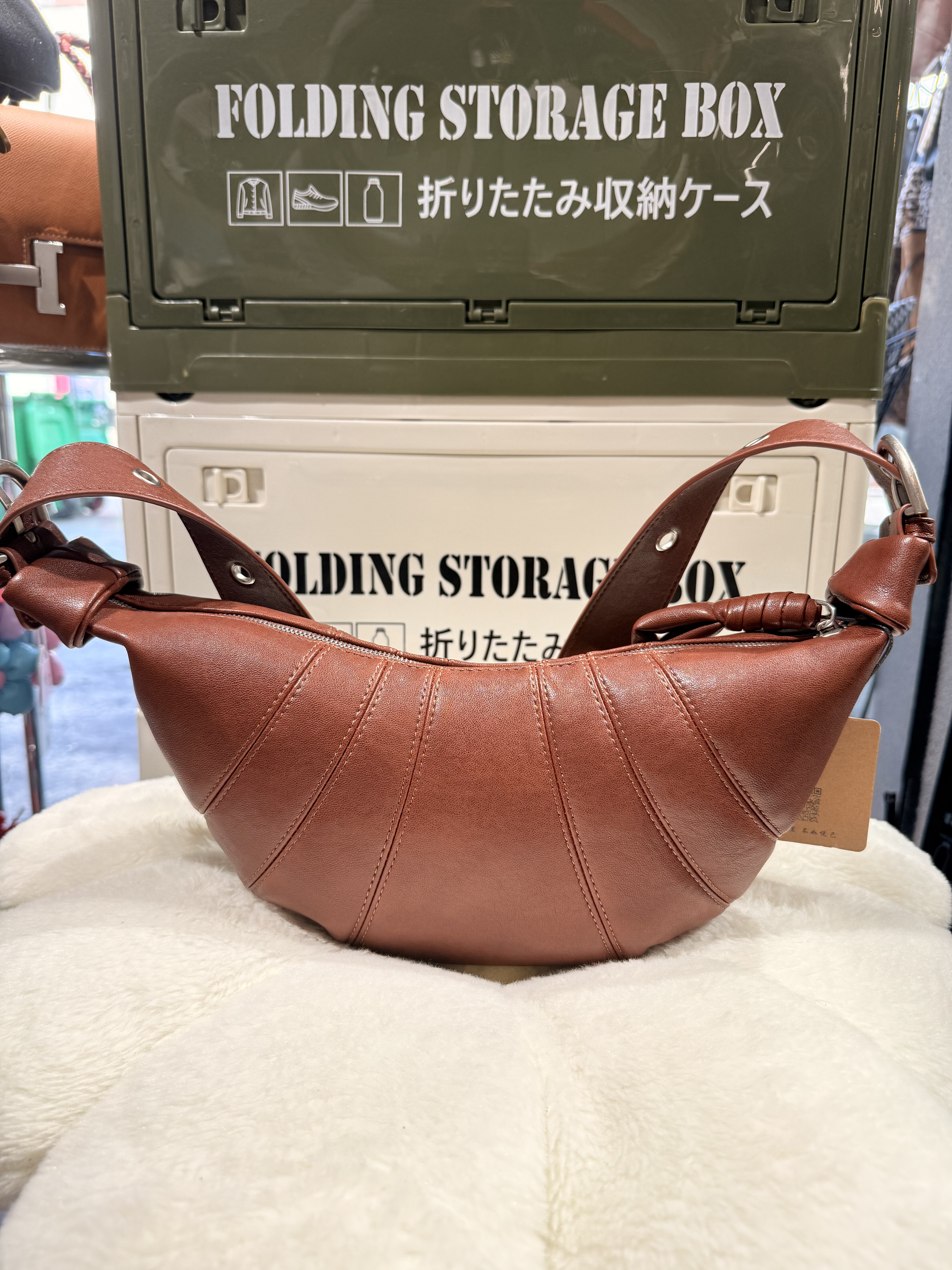 2025新款时尚手提小众油蜡皮牛角包百搭单肩斜挎高级通勤腋下女包