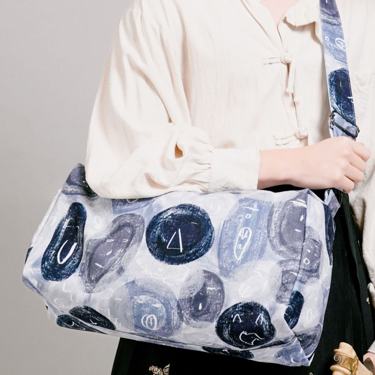 无则艺【枕头包】灰色开心印花休闲时尚轻便单肩百搭圆形潮流便携,箱包皮具/热销女包/男包,单肩包,淘宝优惠券,粉丝福利购,淘宝优惠卷