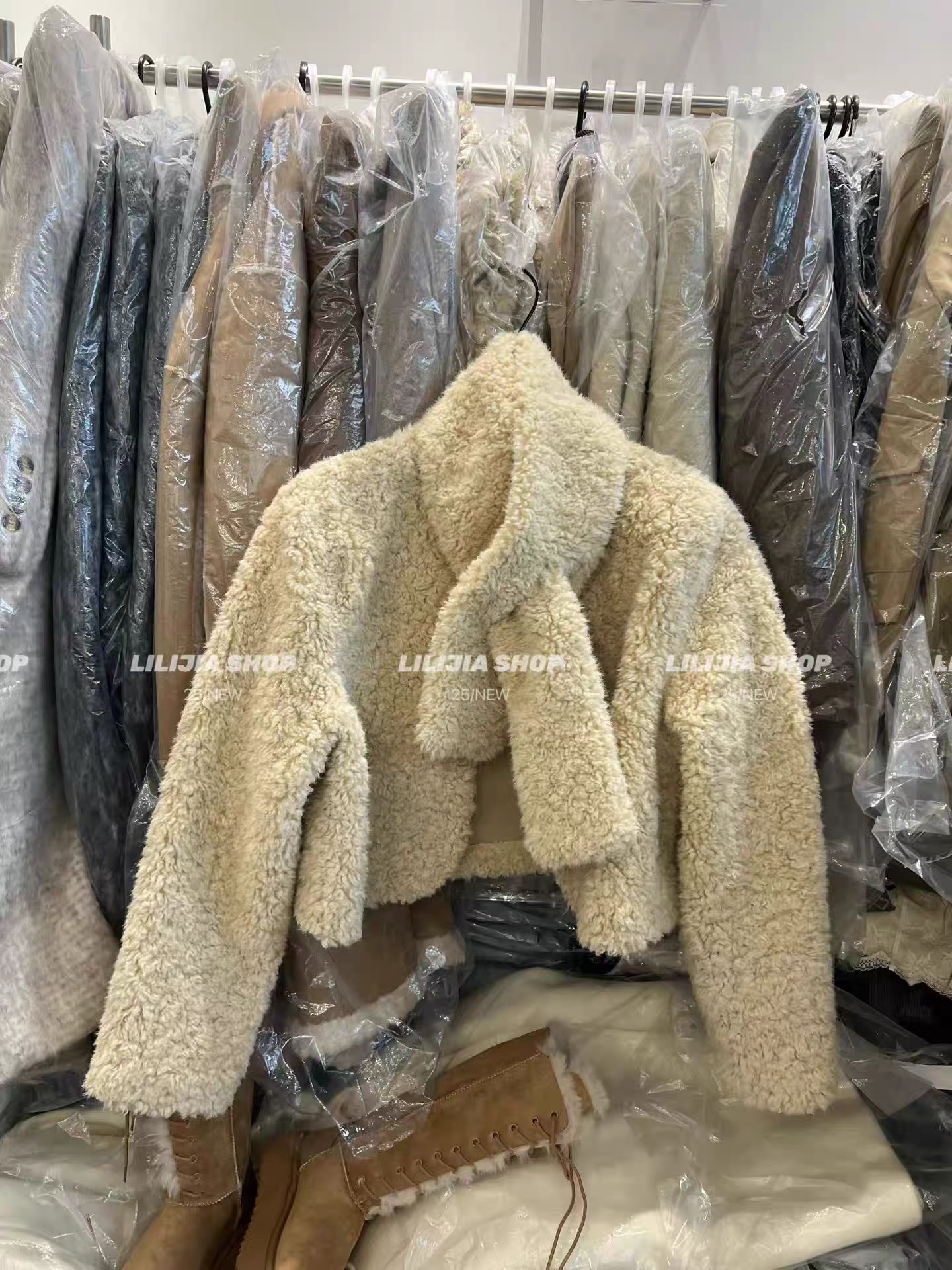 2025秋冬新款韩版宽松显瘦百搭毛绒绒外套女配围脖加厚