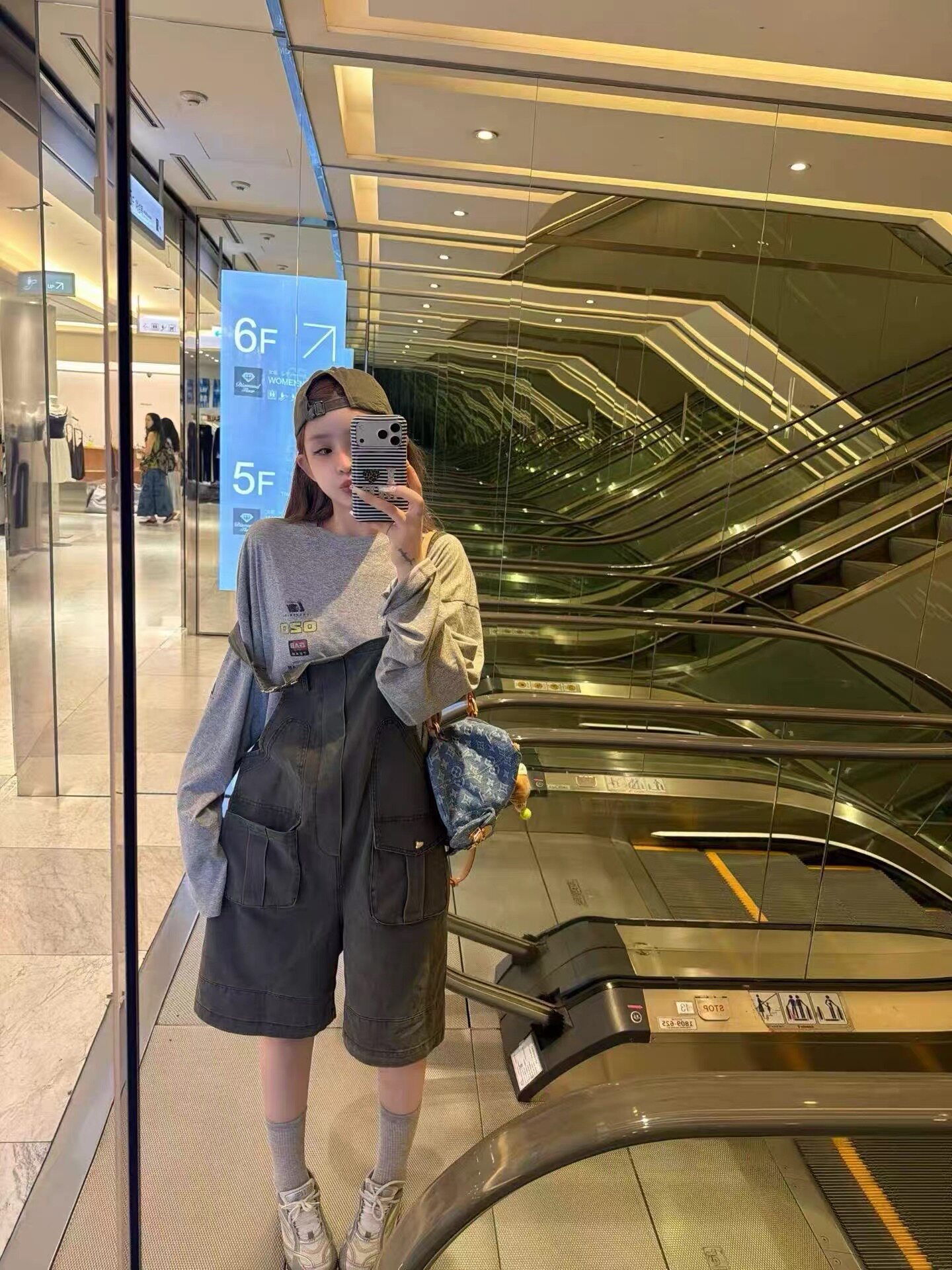 复古多口袋军绿色工装背带裤女秋季宽松慵懒风牛仔五分裤