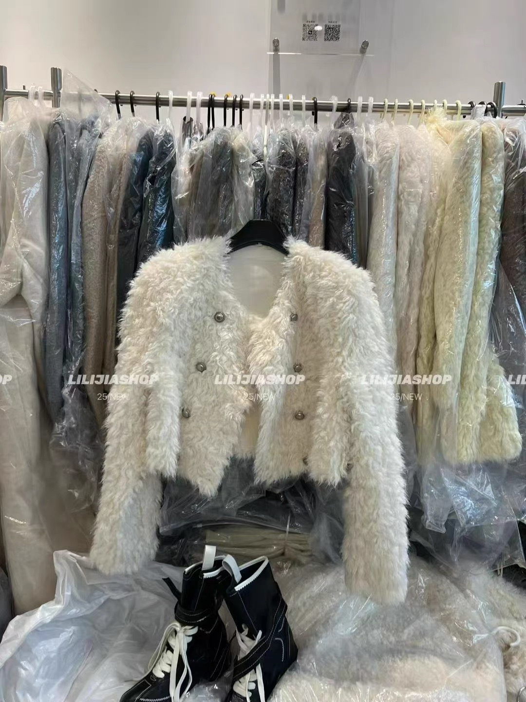 皮毛一体羊羔毛毛茸茸保暖短外套女2025冬韩版双排扣上衣