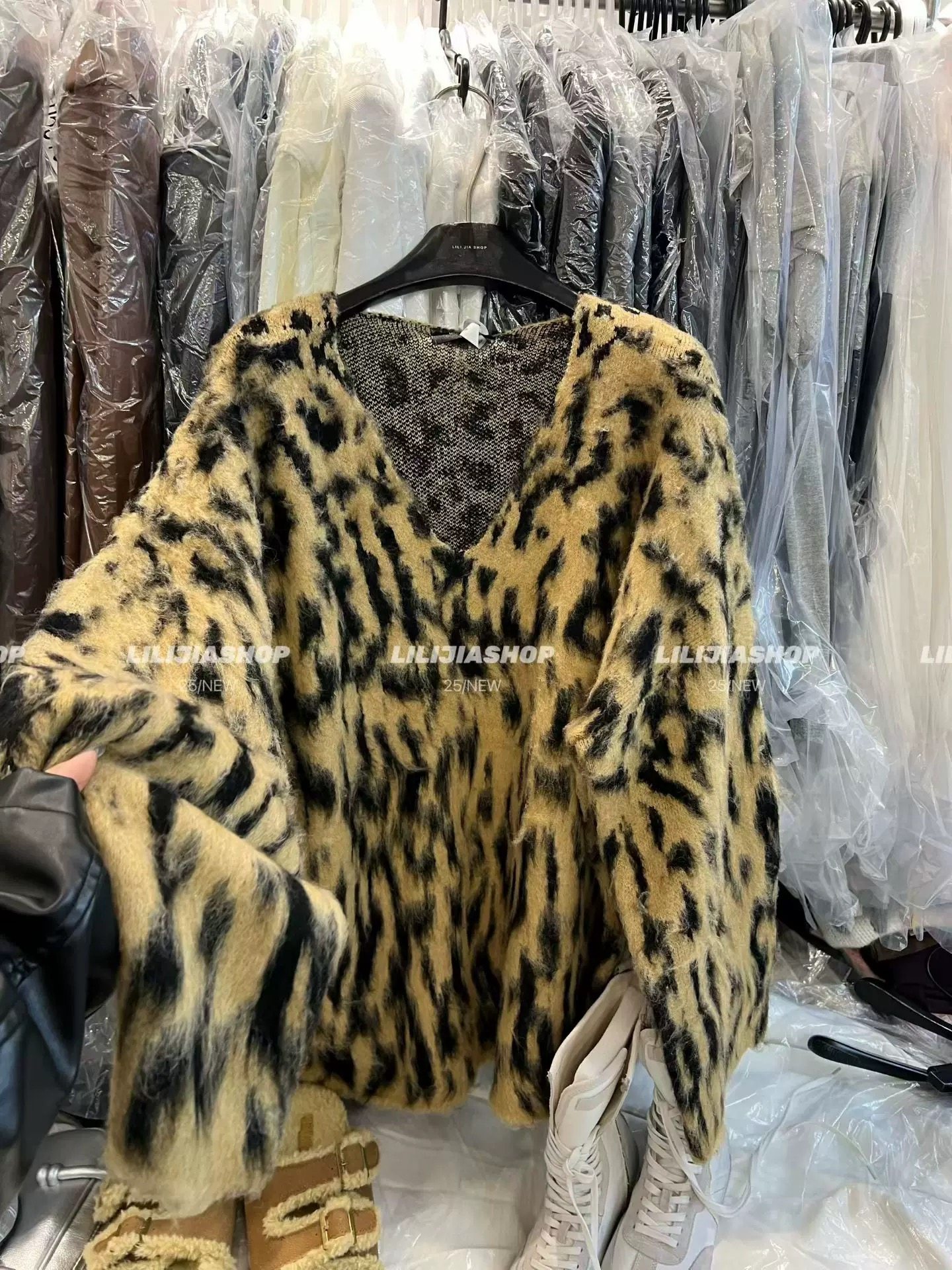 秋冬韩版时尚宽松休闲V领豹纹仿羊绒针织衫女慵懒风毛衣